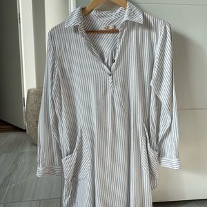 A long Ugg shirt with pockets